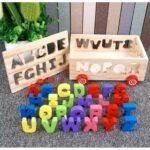 ⁦Boîte de tri alphabet en bois avec voiture à tirer⁩ - الصورة ⁦2⁩