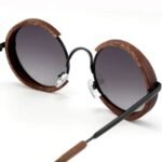 ⁦Lunettes de Soleil Polarisées Unisexe BARCUR BC2604 – Rondes Effet Bois⁩ - الصورة ⁦4⁩
