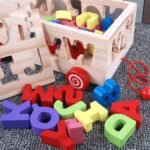 ⁦Boîte de tri alphabet en bois avec voiture à tirer⁩ - الصورة ⁦3⁩