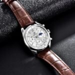 ⁦Montre Homme BENYAR 51093 – Cadran Blanc, Boîtier Argenté, Cuir Marron⁩ - الصورة ⁦4⁩