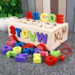 ⁦Boîte de tri alphabet en bois avec voiture à tirer⁩ - الصورة ⁦4⁩