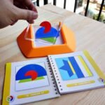⁦SmartGames Colour Code – plus de 100 défis⁩ - الصورة ⁦5⁩