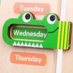 ⁦Horloge calendrier 7 en 1 en bois – Montessori⁩ - الصورة ⁦5⁩
