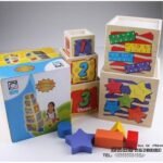 ⁦Tour de cubes avec formes à encastrer en bois⁩ - الصورة ⁦7⁩