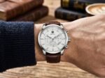 ⁦Montre Homme BENYAR 5104 Chronographe – Cadran Blanc, Boîtier Argenté, Cuir Marron⁩ - الصورة ⁦5⁩