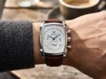 ⁦Montre Homme BENYAR 5113 Chronographe – Boîtier Tonneau Argenté, Cadran Blanc, Cuir Marron⁩ - الصورة ⁦6⁩
