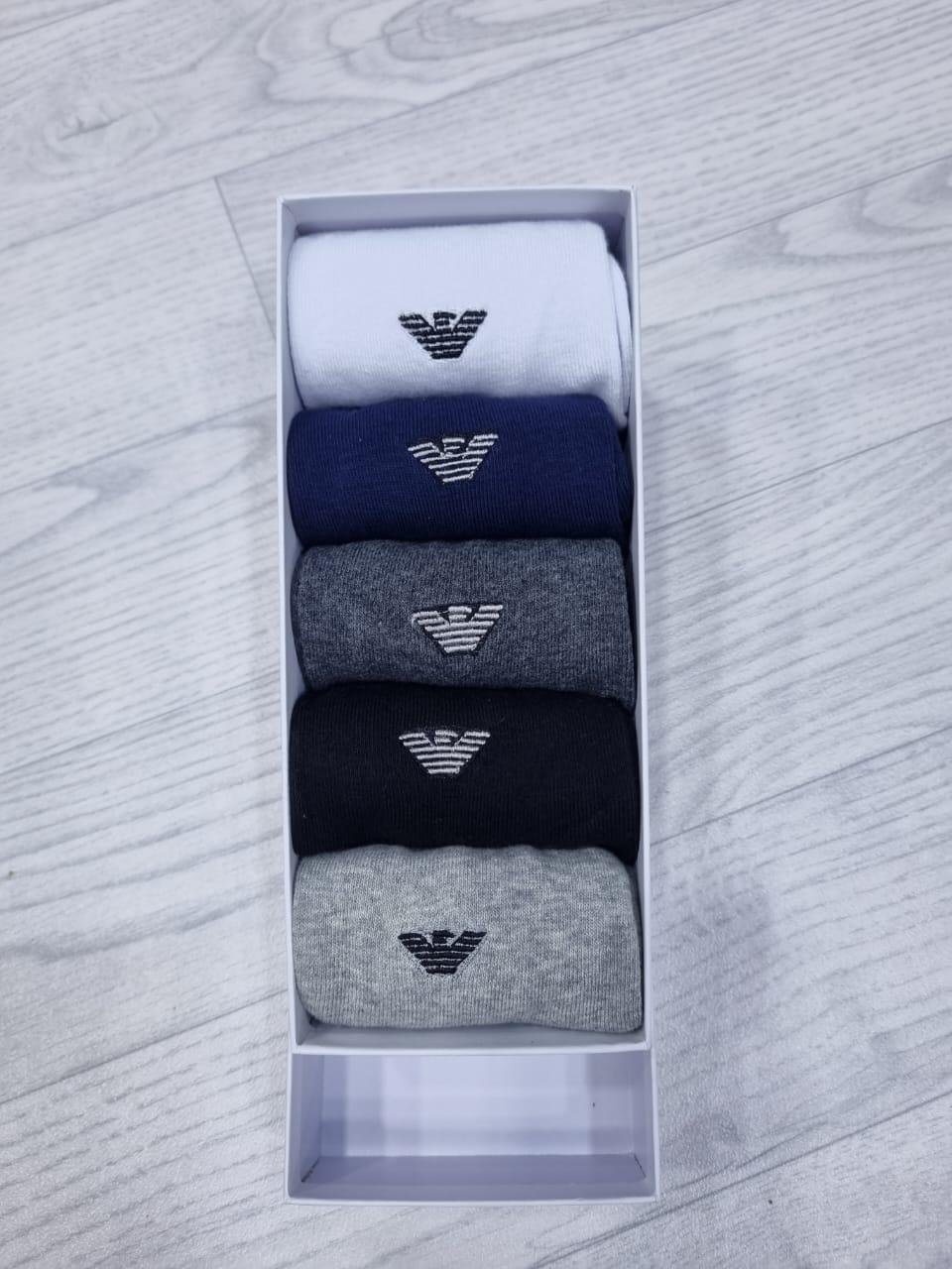 WhatsApp Image 2026-10-16 at 2.47.32 PM Chaussettes Homme Emporio Armani – Coton, Coffret Cadeau 5 Paires, Noir, Blanc & Gris - الصورة 1