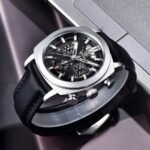 ⁦Montre Homme BENYAR 5205 Chronographe 43 mm – Cadran Noir, Boîtier Argenté, Cuir Noir⁩ - الصورة ⁦4⁩