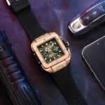 ⁦Montre Homme MINI FOCUS MF0475 Chronographe Carré – Boîtier Or Rose, Cadran Squelette Vert⁩ - الصورة ⁦5⁩
