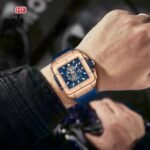 ⁦Montre Homme MINI FOCUS MF0475 Chronographe Carré – Boîtier Or Rose, Cadran Squelette Bleu⁩ - الصورة ⁦4⁩