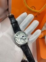 ⁦Montre Homme ORSGA 9399G Chronographe Phase de Lune – Cadran Blanc, Cuir Noir⁩ - الصورة ⁦3⁩