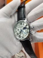 ⁦Montre Homme ORSGA 9399G Chronographe Phase de Lune – Cadran Blanc, Cuir Noir⁩ - الصورة ⁦2⁩