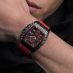⁦Montre Homme NAVIFORCE Chronographe Tonneau – Bracelet Rouge⁩ - الصورة ⁦3⁩