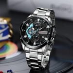 ⁦Montre Homme CURREN 8402 Chronographe – Cadran Noir et Bleu Ciel, Bracelet Acier⁩ - الصورة ⁦3⁩