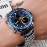 ⁦Montre Homme NAVIFORCE NF9182 Analogique-Digitale – Cadran Bleu, Touches Jaunes, Acier⁩ - الصورة ⁦2⁩