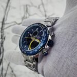 ⁦Montre Homme NAVIFORCE NF9182 Analogique-Digitale – Cadran Bleu, Touches Jaunes, Acier⁩ - الصورة ⁦6⁩
