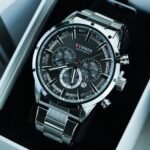 ⁦Montre Homme CURREN 83055 Chronographe – Cadran Noir, Bracelet Acier Argenté⁩ - الصورة ⁦3⁩