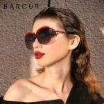 ⁦Lunettes de Soleil Polarisées Femme BARCUR – Papillon, Noir et Rouge⁩ - الصورة ⁦3⁩