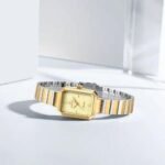 ⁦Montre Femme NAVIFORCE NF5050 Rectangulaire – Bicolore Or et Argent, Cadran Doré⁩ - الصورة ⁦4⁩