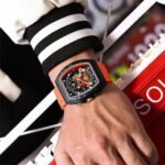 ⁦Montre Homme CURREN 8443 – Boîtier Tonneau Noir, Bracelet Silicone Orange⁩ - الصورة ⁦4⁩