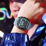 ⁦Montre Homme CURREN 8443 – Boîtier Tonneau Noir, Bracelet Silicone Bleu Ciel⁩ - الصورة ⁦3⁩