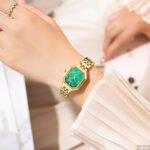 ⁦Montre Femme CURREN 9108 – Boîtier Octogonal Doré, Cadran Vert Émeraude⁩ - الصورة ⁦2⁩