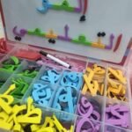 حروف عربية ممغنطة مع لوحة وقلم