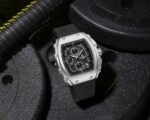 ⁦Montre Homme NAVIFORCE NF8070 Chronographe Tonneau – Argenté, Silicone Noir⁩ - الصورة ⁦5⁩