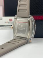 ⁦Montre Femme NAVIFORCE NF7124 Carrée – Boîtier Transparent, Bracelet Gris⁩ - الصورة ⁦2⁩