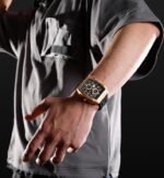 ⁦Montre Homme NAVIFORCE NF8052 Chronographe Carré – Or Rose, Silicone Noir⁩ - الصورة ⁦5⁩