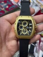 ⁦Montre Homme NAVIFORCE NF8070 Chronographe Tonneau – Doré, Silicone Noir⁩ - الصورة ⁦4⁩