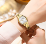 ⁦Montre Femme CURREN 9112 – Boîtier Tonneau Doré, Cadran Blanc et Chiffres Romains⁩ - الصورة ⁦3⁩