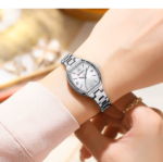 ⁦Montre Femme CURREN 9112 – Boîtier Tonneau Argenté, Cadran Blanc⁩ - الصورة ⁦3⁩