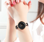 ⁦Montre Femme CURREN 9052 – Cadran Noir, Lunette Or Rose, Bracelet Bijou Noir⁩ - الصورة ⁦4⁩