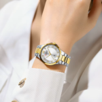 ⁦Montre Femme CURREN 9107 – Cadran Blanc, Lunette Dorée, Bracelet Bicolore Or et Argent⁩ - الصورة ⁦3⁩