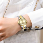 ⁦Montre Femme CURREN 9107 – Cadran Doré Soleillé, Bracelet Bicolore Or et Argent⁩ - الصورة ⁦3⁩