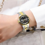 ⁦Montre Femme CURREN 9107 – Cadran Noir et Lunette Dorée, Bracelet Bicolore⁩ - الصورة ⁦2⁩