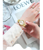 ⁦Montre Femme CURREN 9098 – Dorée, Cadran Blanc et Attaches Serties de Cristaux⁩ - الصورة ⁦3⁩