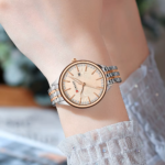 ⁦Montre Femme CURREN 9099 – Cadran Or Rose Soleillé, Couronne de Strass, Bicolore⁩ - الصورة ⁦2⁩