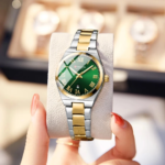 ⁦Montre Femme CURREN 9095 – Cadran Vert Profond, Bicolore Or et Argent⁩ - الصورة ⁦3⁩
