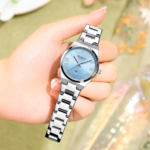 ⁦Montre Femme CURREN 9095 – Cadran Bleu Ciel Dégradé, Chiffres Romains, Tout Acier⁩ - الصورة ⁦3⁩