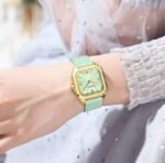 ⁦Montre Femme CURREN 9113 – Boîtier Carré Doré, Bracelet Silicone Vert Pastel⁩ - الصورة ⁦3⁩