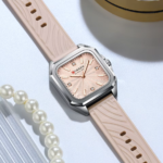 ⁦Montre Femme CURREN 9113 – Boîtier Carré Argenté, Bracelet Silicone Rose Nude⁩ - الصورة ⁦2⁩