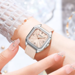⁦Montre Femme CURREN 9113 – Boîtier Carré Argenté, Bracelet Silicone Rose Nude⁩ - الصورة ⁦3⁩