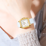 ⁦Montre Femme CURREN 9113 – Cadran Carré Doré, Bracelet Silicone Blanc⁩ - الصورة ⁦3⁩