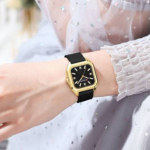 ⁦Montre Femme CURREN 9113 – Cadran Carré Noir et Doré, Bracelet Silicone Noir⁩ - الصورة ⁦3⁩
