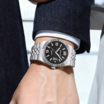 ⁦Montre Homme CURREN 8498 – Cadran Noir Texturé, Lunette Cannelée et Bracelet Acier⁩ - الصورة ⁦3⁩