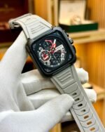 ⁦Montre Homme CURREN 8461 – Boîtier Carré Noir, Bracelet Silicone Gris⁩ - الصورة ⁦3⁩