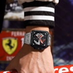 ⁦Montre Homme CURREN 8461 – Boîtier Carré Noir, Bracelet Silicone Gris⁩ - الصورة ⁦4⁩