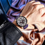 ⁦Montre Homme REWARD 83011 Chronographe – Cadran Squelette, Cuir Dégradé Rouge et Violet⁩ - الصورة ⁦3⁩
